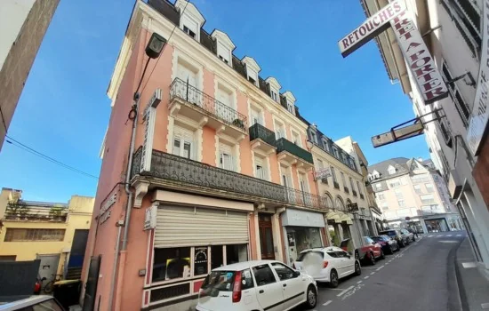 Profil dynamique d'Edilos avec un rendement net de 5,92 %, localisation à Lourdes, budget total de 401 681 €, et un excédent de trésorerie de 3 748 € par an - 2